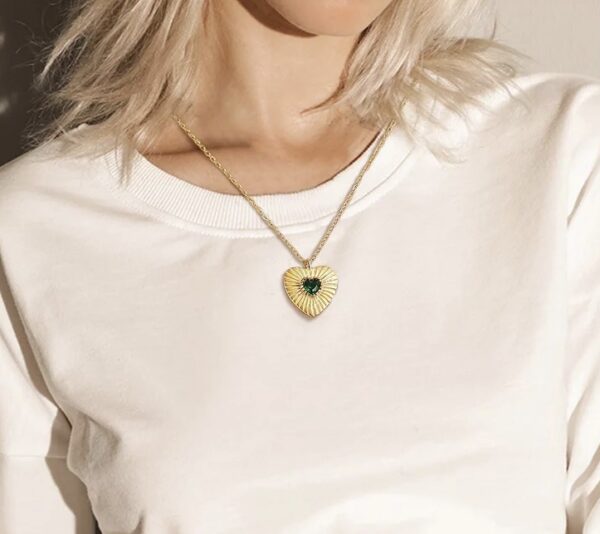 Retro Green Heart Necklace - Image 2